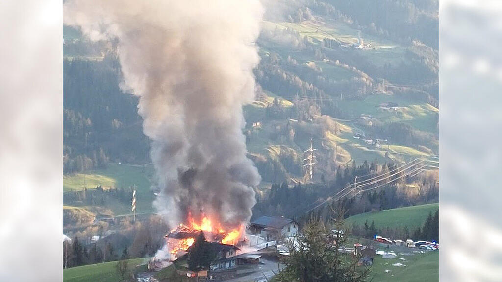 Gro\u00dfbrand auf Bauernhof in Taxenbach
