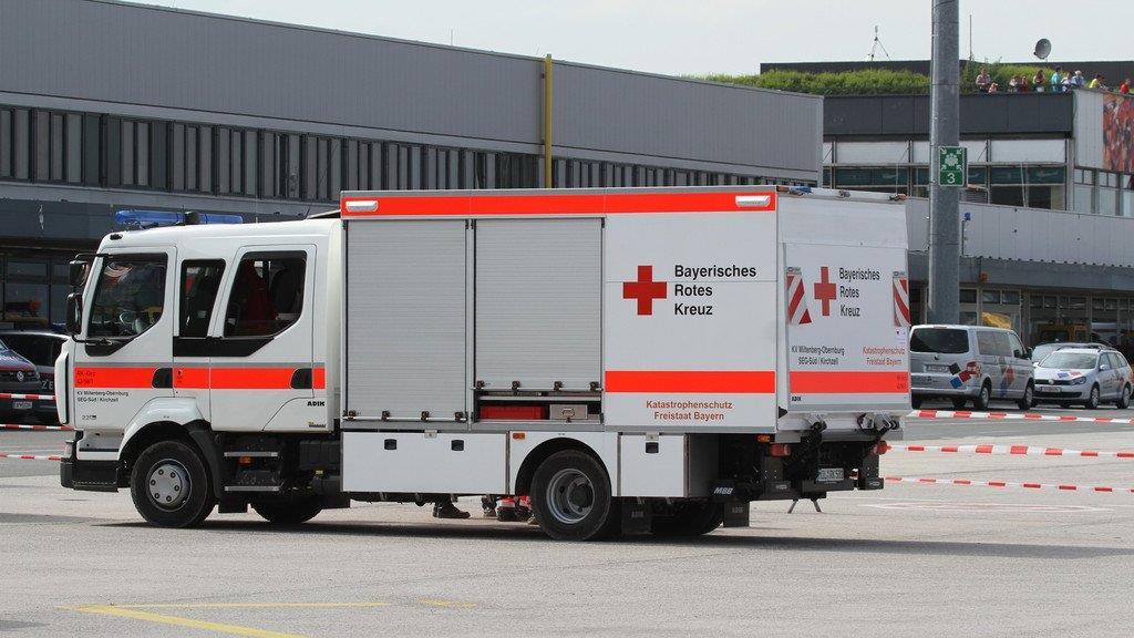 Flugzeug rammt Bus