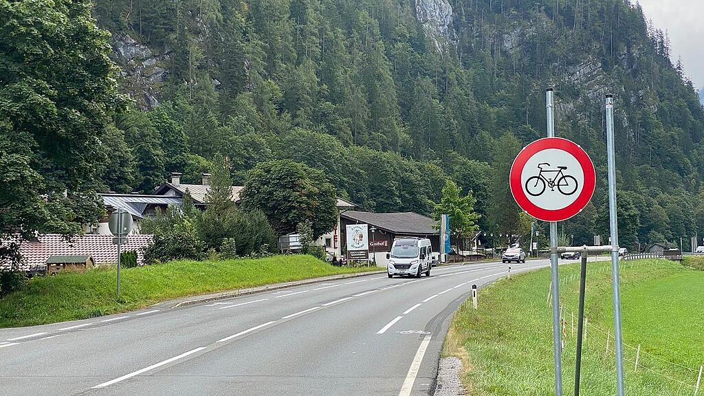 Radfahrverbot auf B311 zwischen Weißbach und Diesbach in Kraft: Shuttlebus überbrückt unpassierbare Strecke
