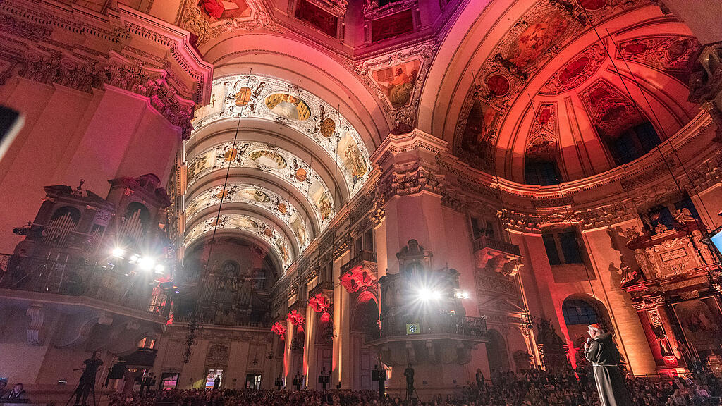 Der Dom verwandelt sich in eine große Bühne.