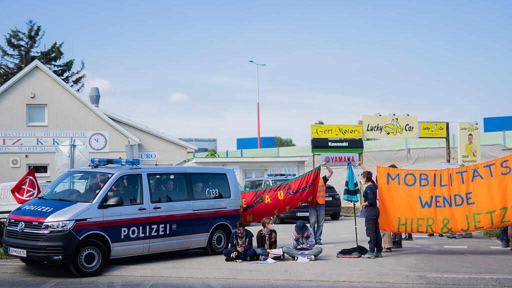 Klima-Aktivisten blockieren Wiener Baustelle