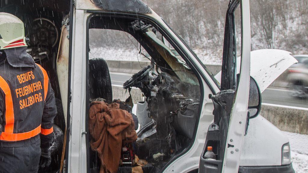 A1: Kleintransporter brennt auf Raststation Söllheim