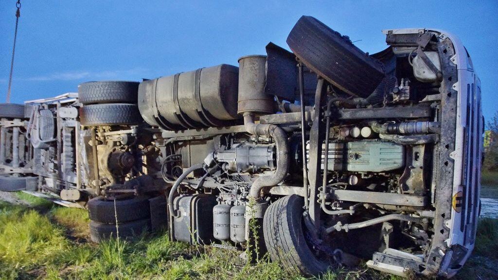 Der Lkw kippte auf der Autobahnauffahrt Steyrermühl um und verlor sein Ladegut.