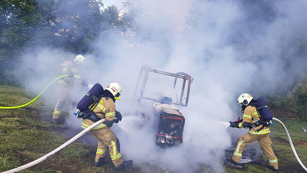 Mähtraktor in Maria Alm in Flammen