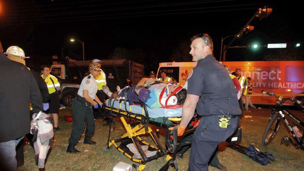 Auto rast in New Orleans in Faschingszug