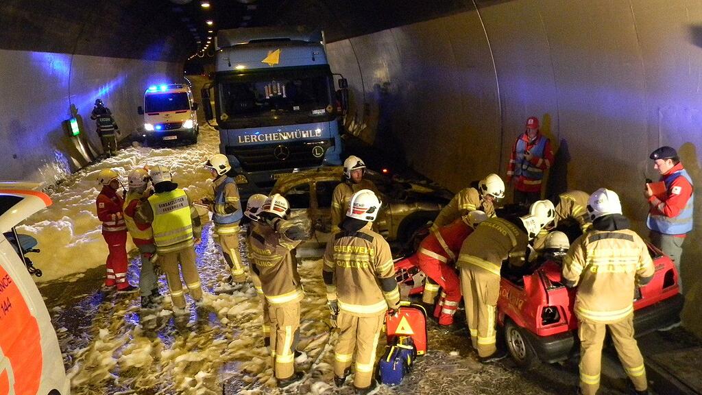 Bei der Übung wurde ein schwerer Unfall im Ofenauer-Tunnel nachgestellt.