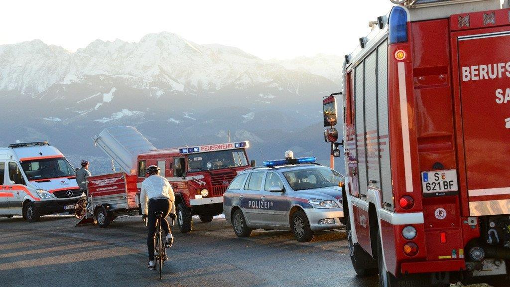 Paragleiter in Baum hängengeblieben