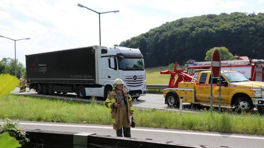 Schwerer Crash auf B156 bei Salzburg-Nord