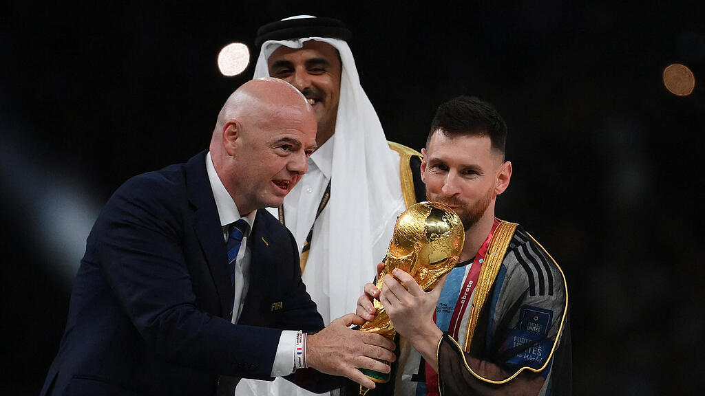Messi_WM_Pokal_infantino.jpg