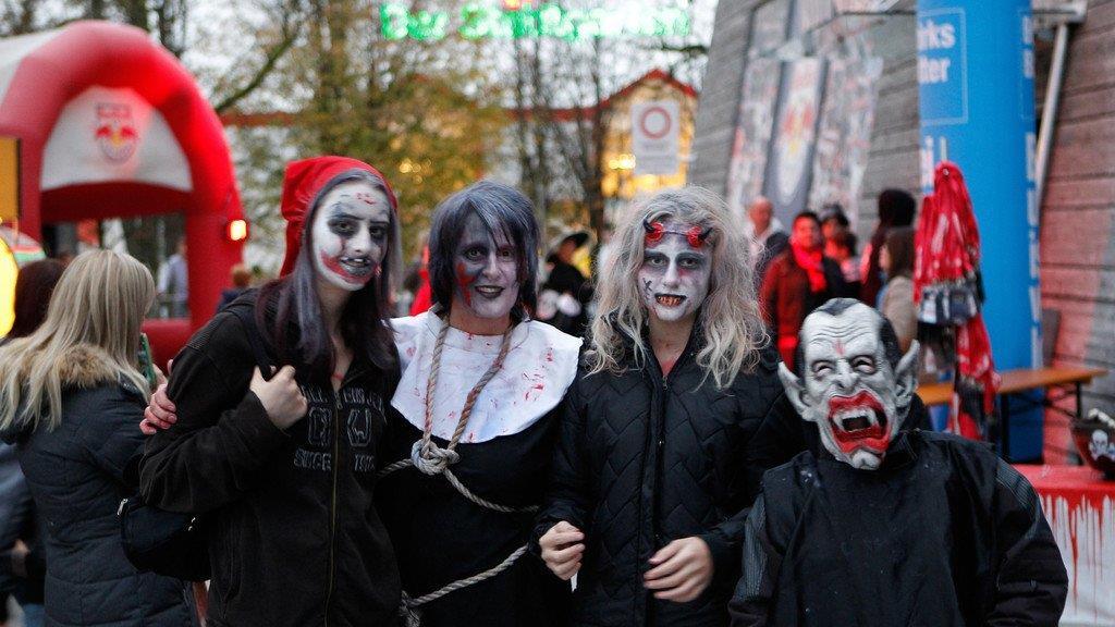 Halloween im Stadion, I