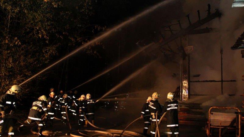 Sägewerk in Vollbrand: Löscharbeiten