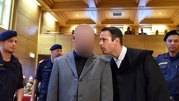 Der Angeklagte und sein Anwalt am Landesgericht in Linz