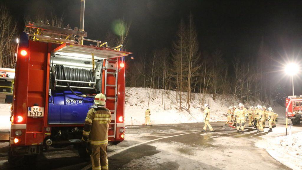 Die Feuerwehr Unken half bei den Reinungungsarbeiten.