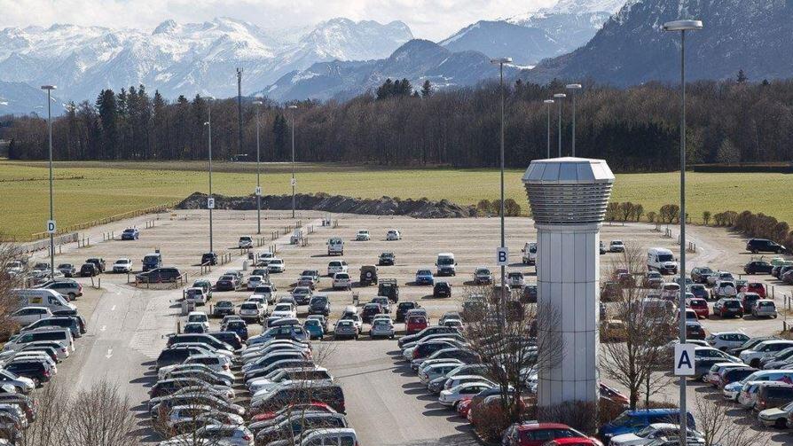 Die Sperre des Flughafen-Parkplatzes sorgt für Aufregung.