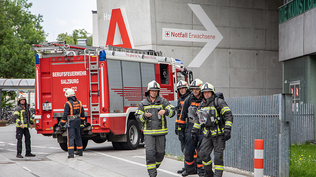 Einsatz\u00fcbung mit brennendem Hubschrauber