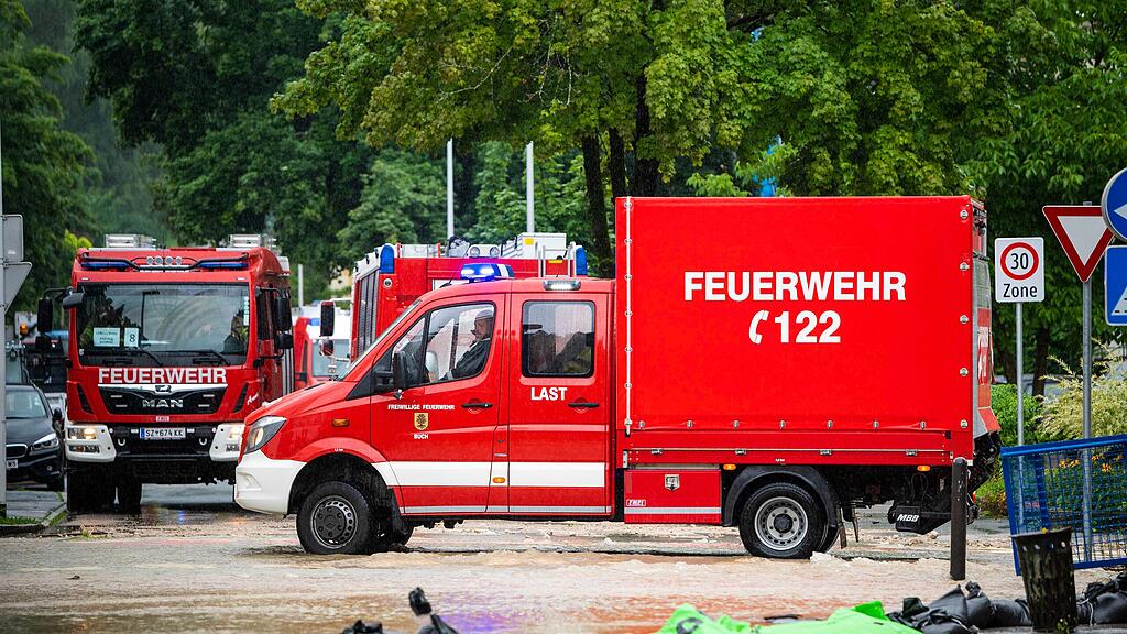 Aufräumarbeiten nach Überschwemmungen in Kufstein