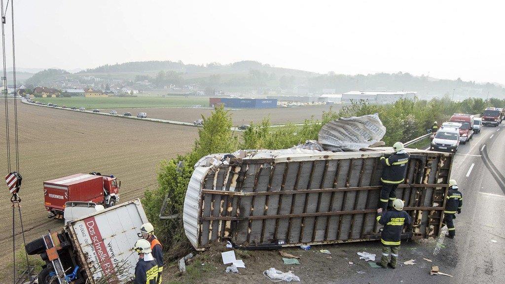 Ein Toter bei Lkw-Crash