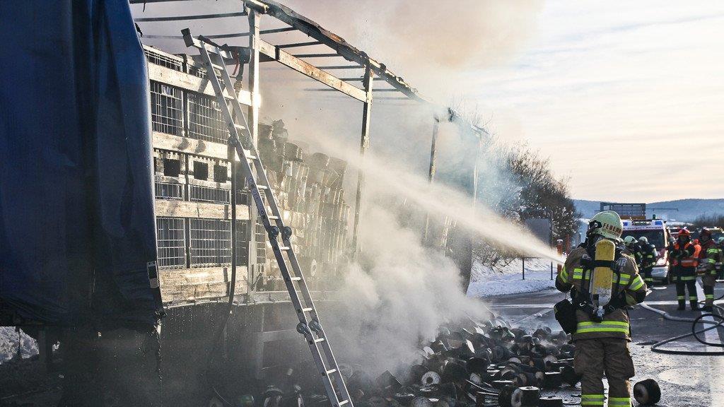 Lkw-Anhänger brennt auf A1 aus