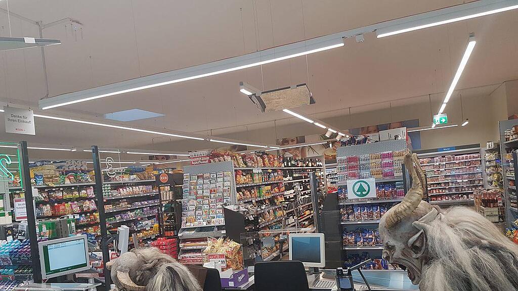 Die Kramperl kassierten fleißig an der Supermarktkassa beim Spar in Henndorf.