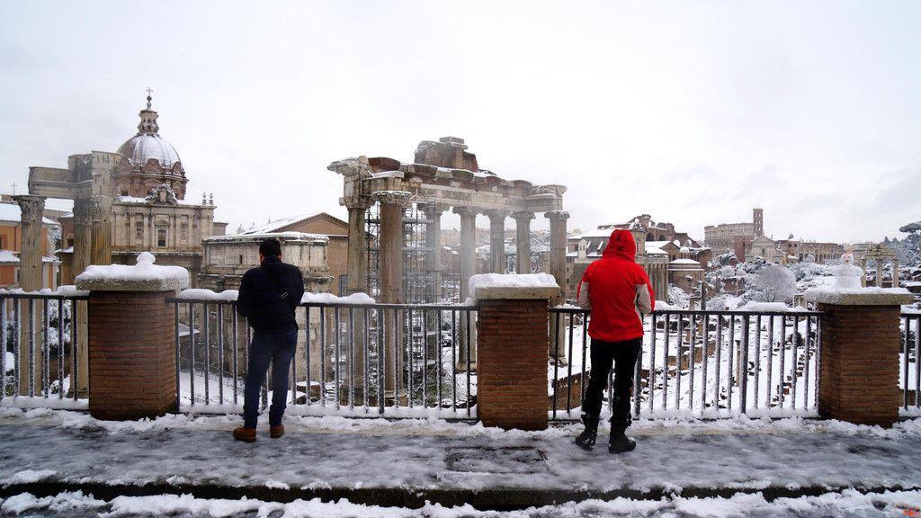 Rom versinkt im Schnee