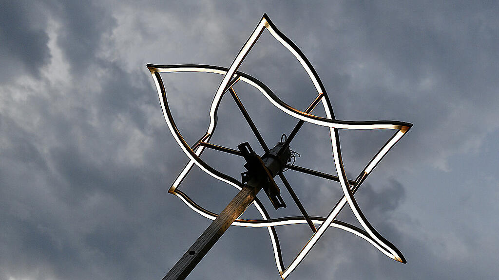 Lichtinstallationen in Davidstern-Form erinnern an zerstörte Synagogen