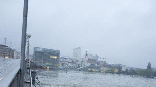 Linz: Donaulände überflutet