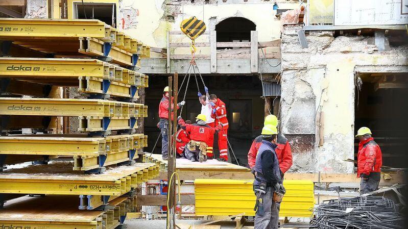 Der Arbeiter wurde am Kopf schwer verletzt.