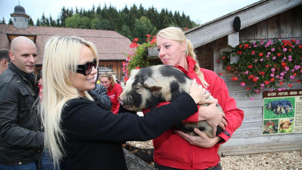 Pamela Anderson auf Gut Aiderbichl