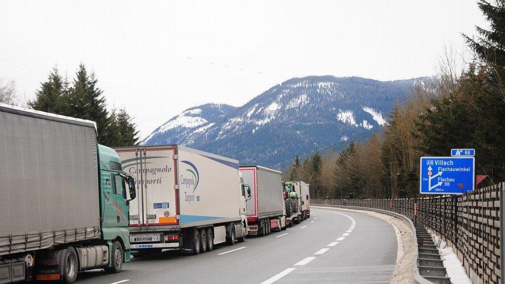 Schneechaos führt zu Stau auf A10