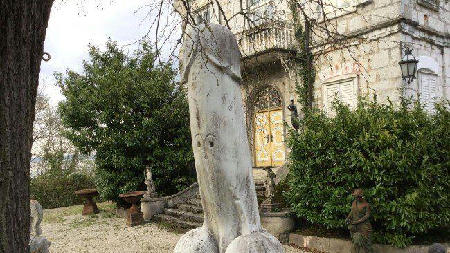 Um diese Penis-Skulptur in Traunkirchen geht es.