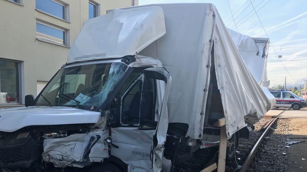 Klein-Lkw gegen Zug in Itzling