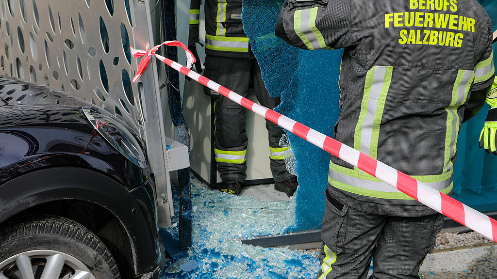 Auto Contra Hausmauer Itzling