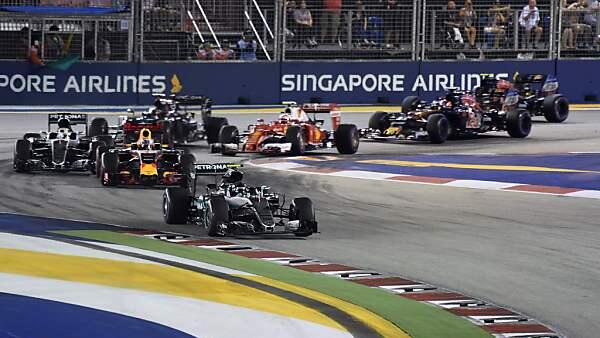 Der Deutsche holt WM-Führung von Lewis Hamilton zurück