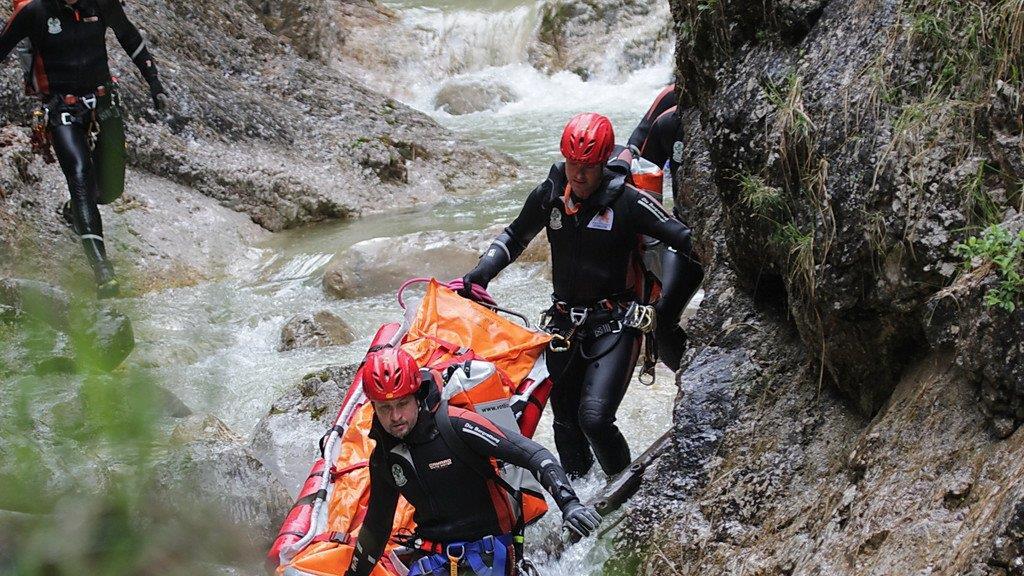 Übung in der Almbachklamm, II