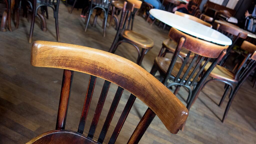 In einer Bar in Bad Ischl wurde eine Kellnerin sexuell belästigt.