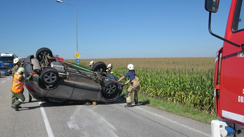 Zwei Kinder wurden bei dem Autounfall leicht verletzt.