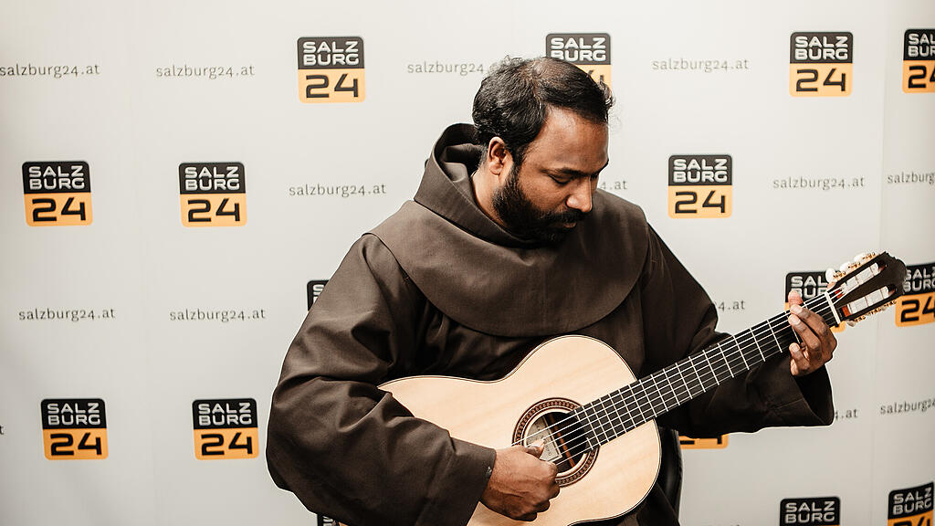 Singender Pater Manuel