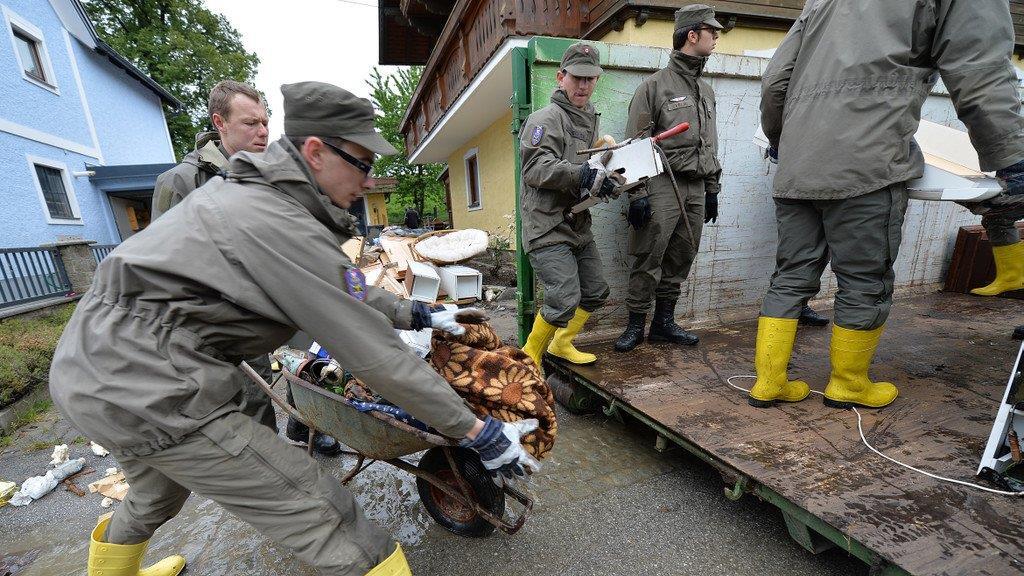 Aufräumarbeiten in Oberndorf, II