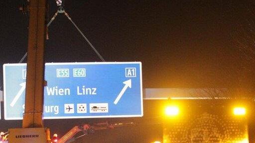 A10: Überkopfwegweiser montiert