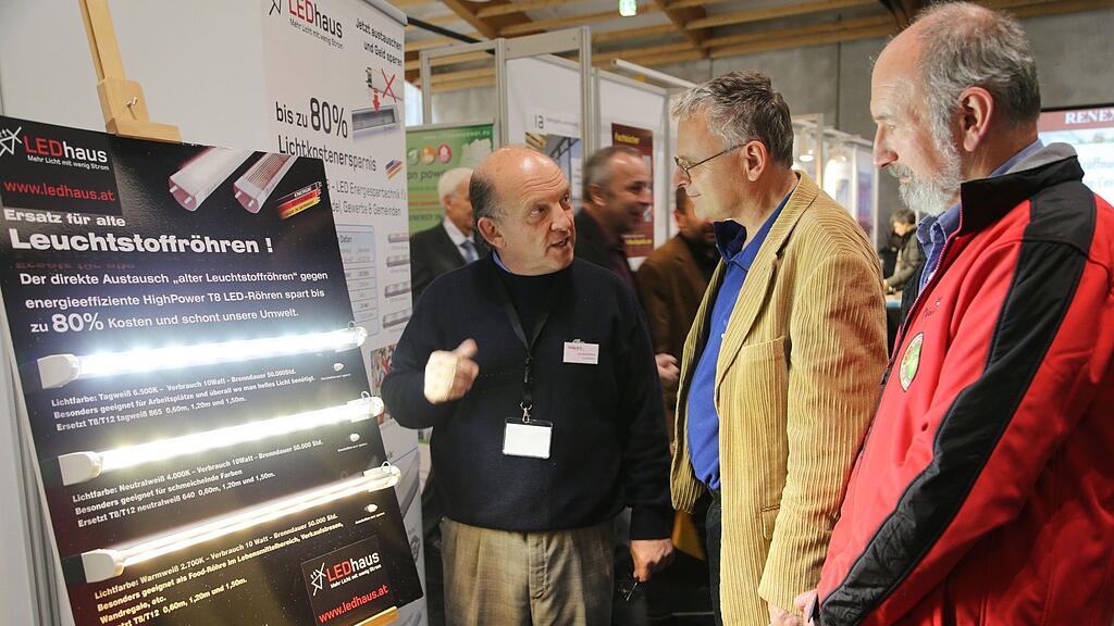 im Bild von links: Der Köstendorfer Unternehmer Karl Selmer bei der Präsentation von energiesparenden Leuchten auf der "Renexpo".