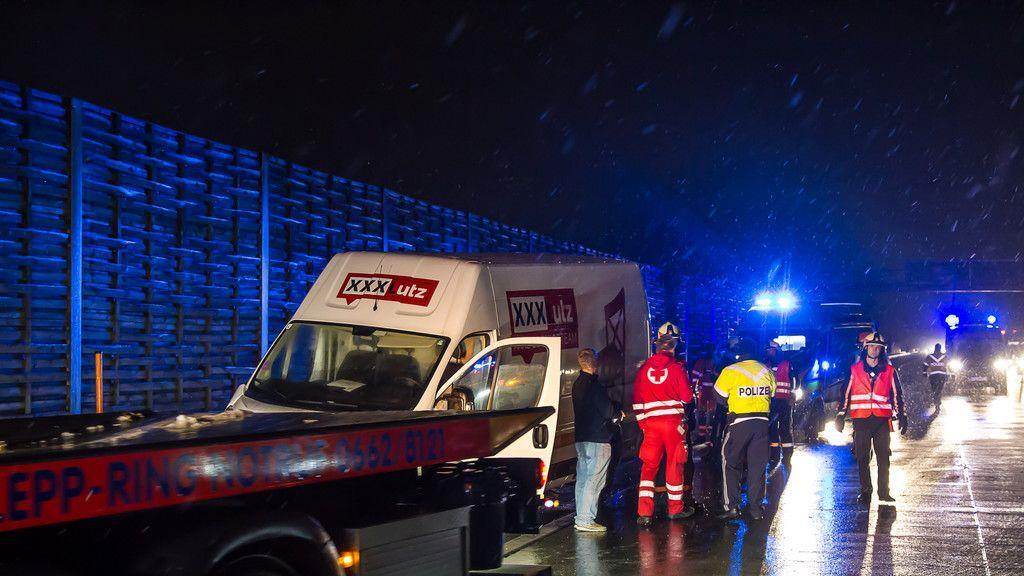 Zwei Verletzte bei Unfall mit Klein-Lkw auf A1