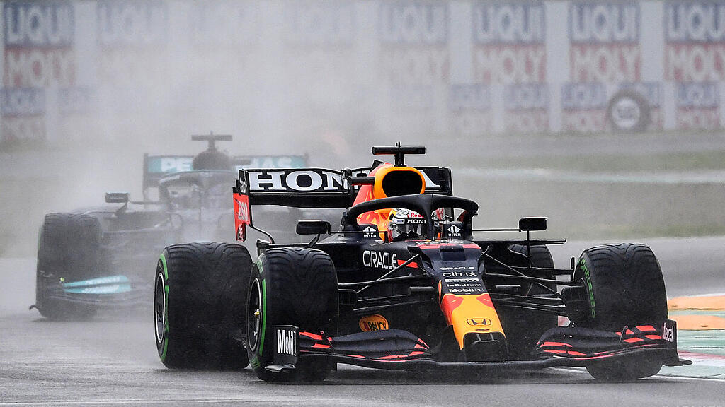 Verstappen zeigte Hamilton bei wechselnden Bedingungen den Auspuff