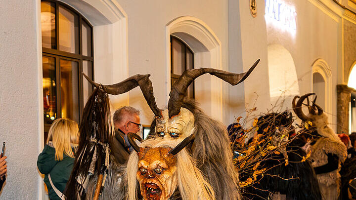 Lauf der Gr\u00f6diger Krampusse in der Altstadt