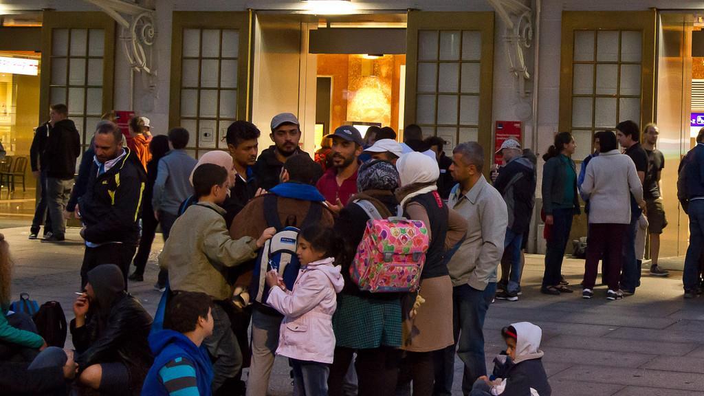 Flüchtlinge in Salzburg: Hauptbahnhof in der Nacht auf Mittwoch