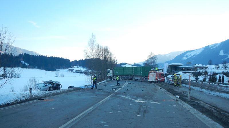 Saalfelden: Frontalcrash zwischen Pkw und Lkw fordert Todesopfer