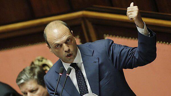 Minister Angelino Alfano unter Druck