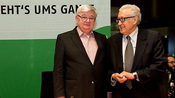 Lakhdar Brahimi mit Joschka Fischer in Berlin