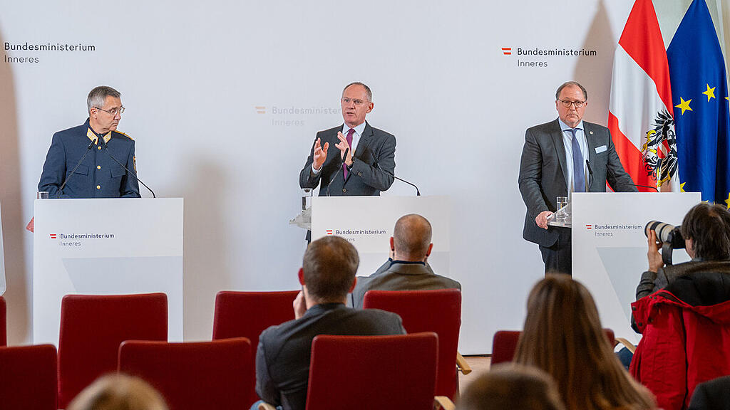 Innenminister und Ermitter geben Details zu Tatverdächtigen bekannt