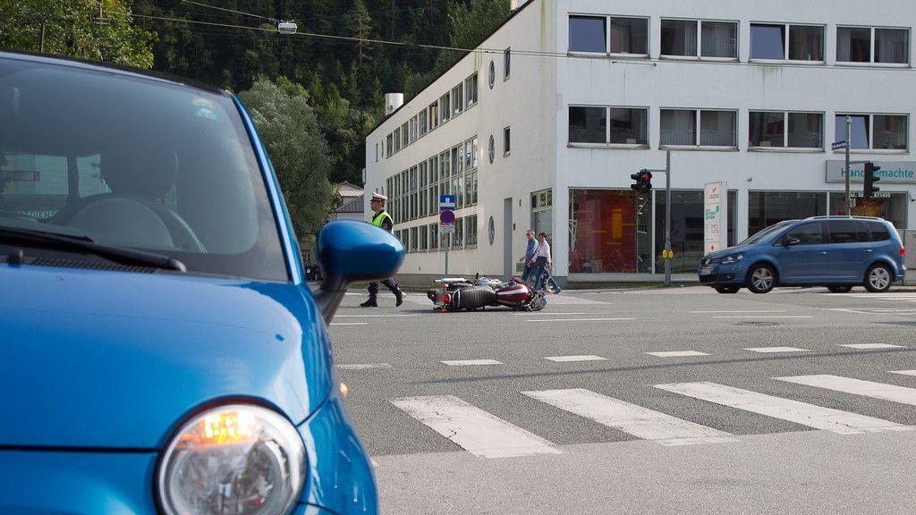 Motorrad vs. Pkw in der Sterneckstraße