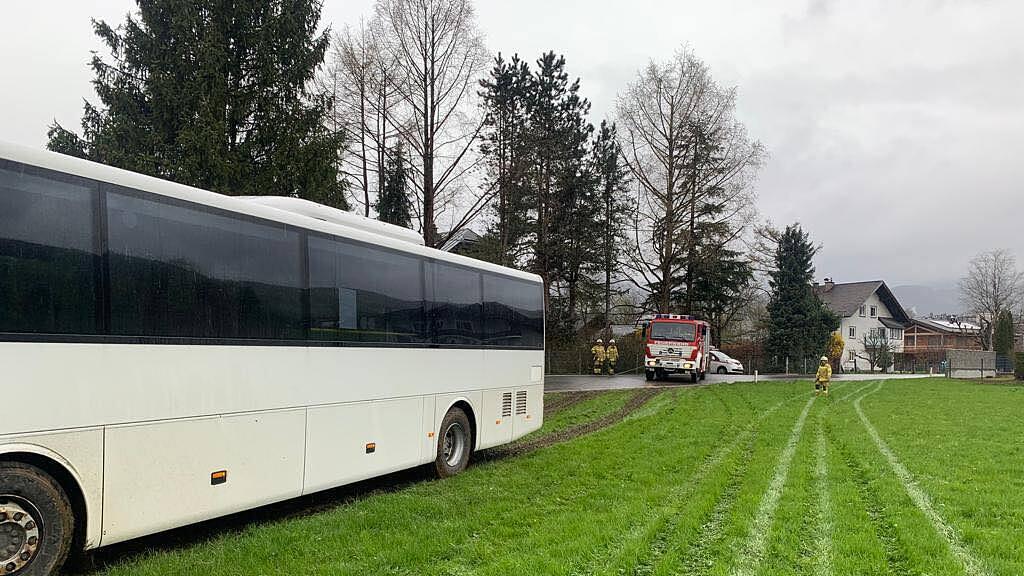 Adnet_Bus steckt in Feld